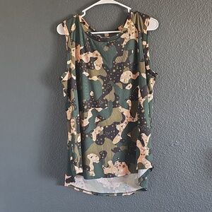 💜LuLaRoe Camouflage Tank Top in Green and Cream